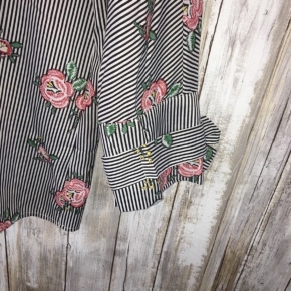 NWT Umgee Rose Striped Button Down Blouse - Picture 4 of 9